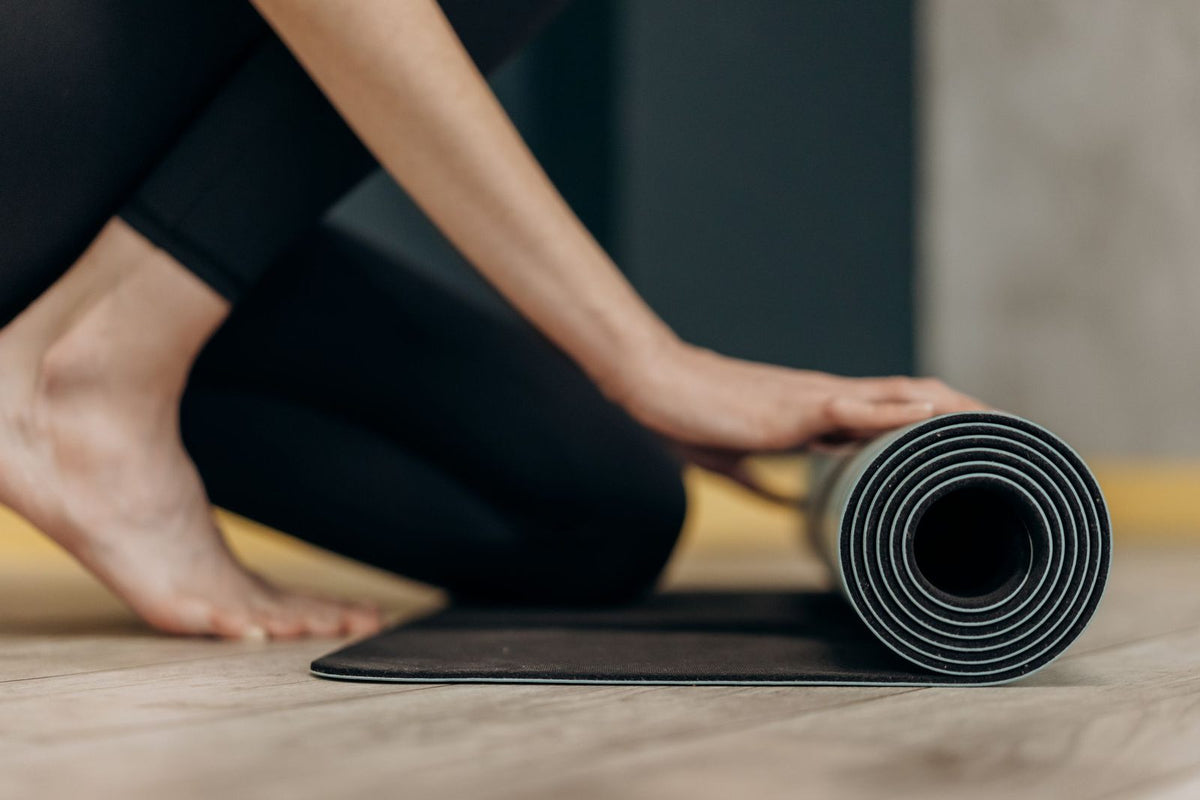 Nahaufnahme: Fuß auf einer Pilates-Matte